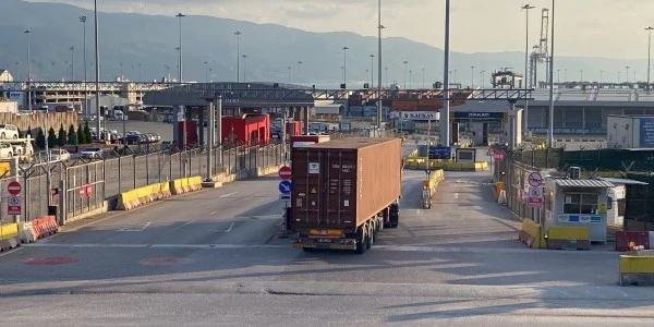 Kocaeli'de liman vinci operatörü yüksekten düşerek yaralandı