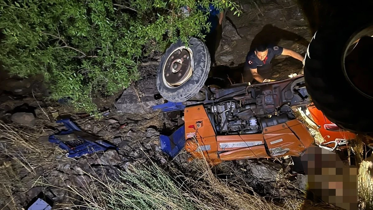 Osmaniye'de traktör dereye devrildi: Karı koca yaşamını yitirdi