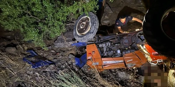 Osmaniye'de traktör dereye devrildi: Karı koca yaşamını yitirdi