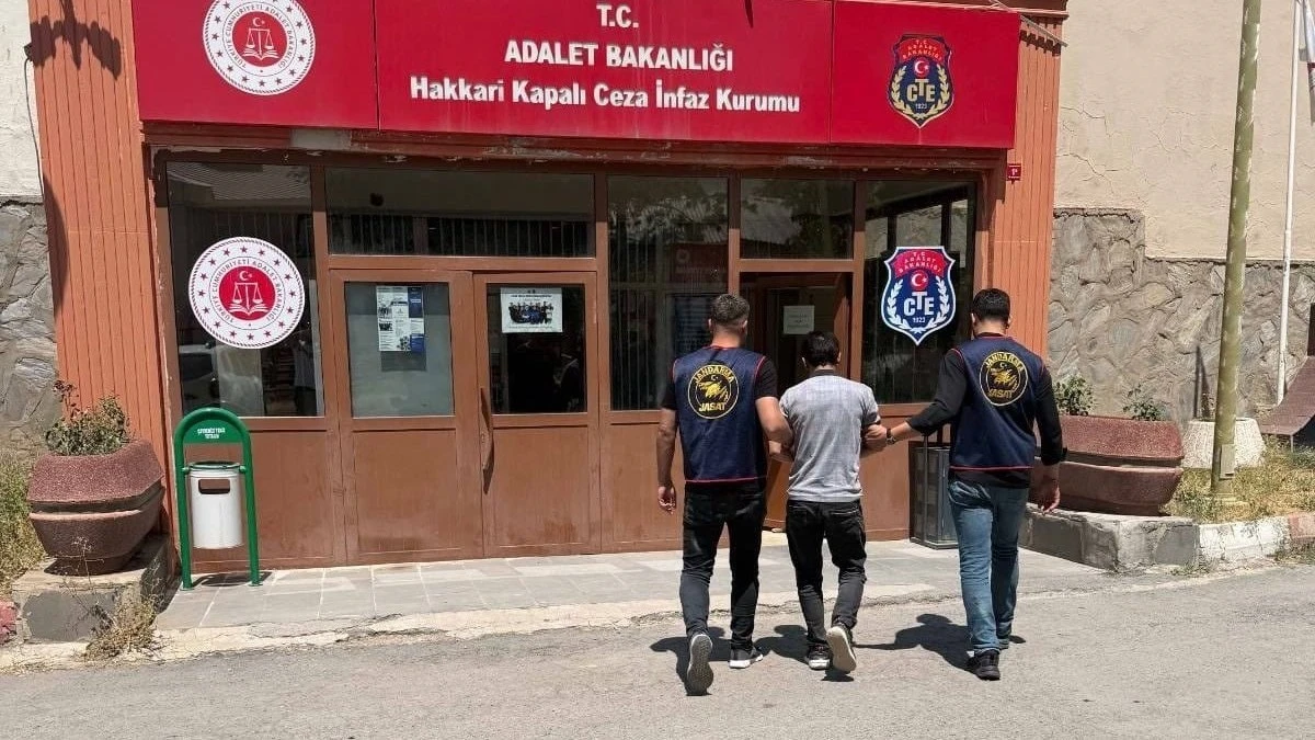 Hakkari'de JASAT, il merkezinde 2 aranan şahsı yakaladı