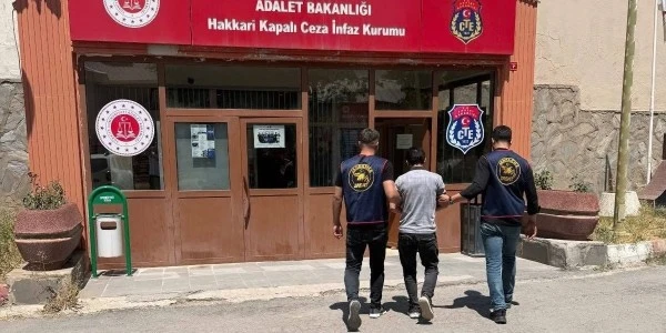 Hakkari'de JASAT, il merkezinde 2 aranan şahsı yakaladı