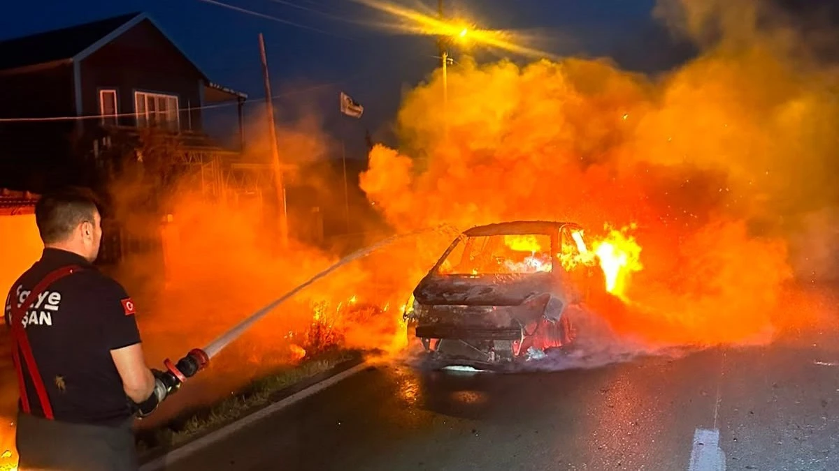 Edirne'de seyir halindeyken motoru alev alan otomobil küle döndü