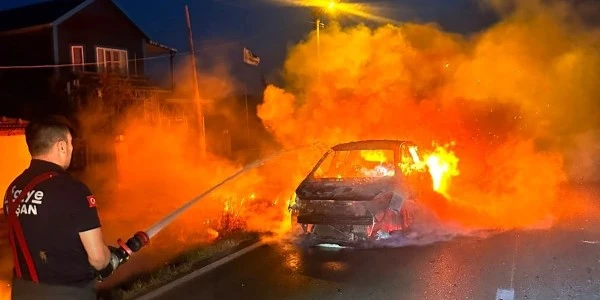 Edirne'de seyir halindeyken motoru alev alan otomobil küle döndü
