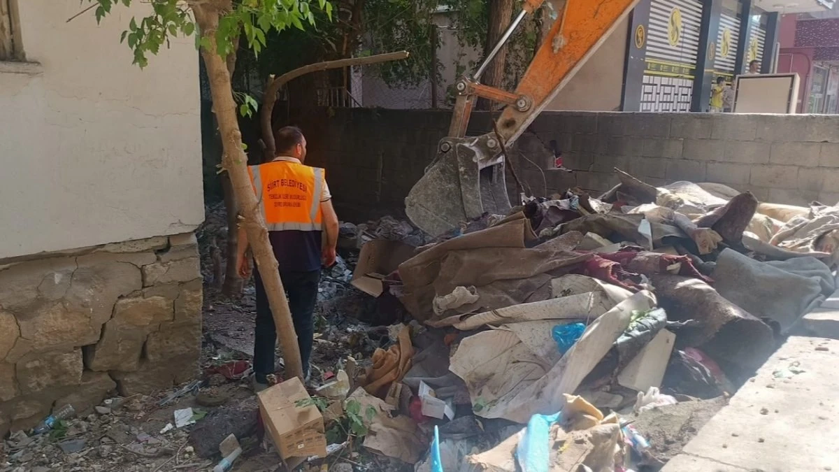 Siirt'te 'çöp ev' temizlendi: 2 kamyon atık çıkarıldı