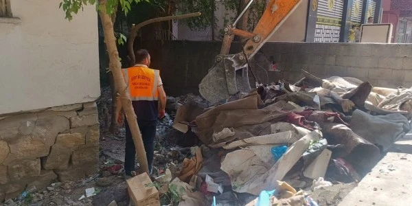 Siirt'te 'çöp ev' temizlendi: 2 kamyon atık çıkarıldı