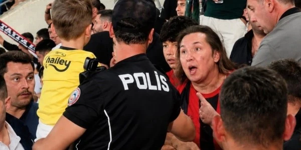 Gençlerbirliği-Fenerbahçe maçında çocuğun formasını çıkartılmasına neden olan...