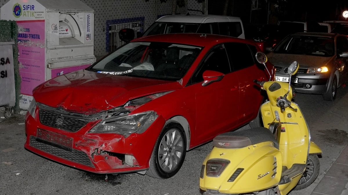 Bayrampaşa'da ambulansla otomobil çarpıştı: 3 sağlıkçı yaralandı