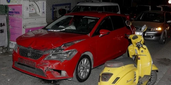 Bayrampaşa'da ambulansla otomobil çarpıştı: 3 sağlıkçı yaralandı