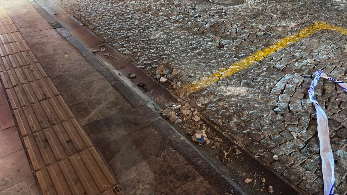 Aydın Efeler'de çatıdan kopan beton parçaları yayayı hafif yaraladı