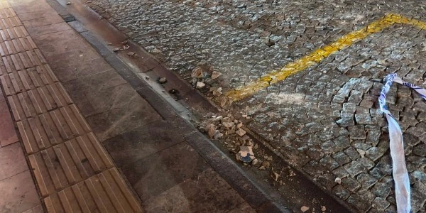 Aydın Efeler'de çatıdan kopan beton parçaları yayayı hafif yaraladı