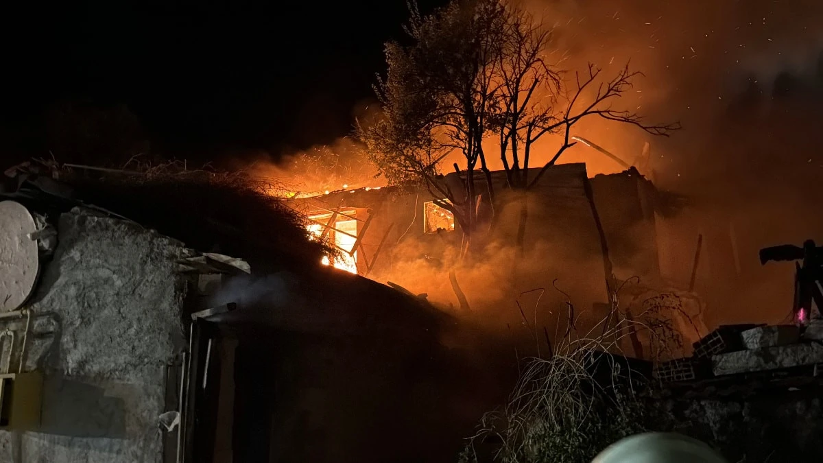 Kütahya'da bahçede çıkan yangın tek katlı evi kullanılmaz bıraktı