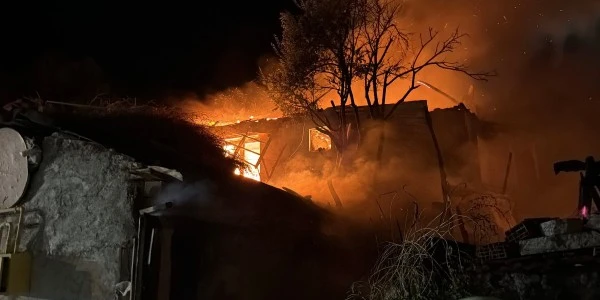 Kütahya'da bahçede çıkan yangın tek katlı evi kullanılmaz bıraktı