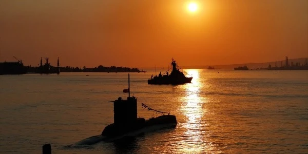 Gölcük Tersanesi'nde günbatımı ve Türk deniz gücü görüntüleri