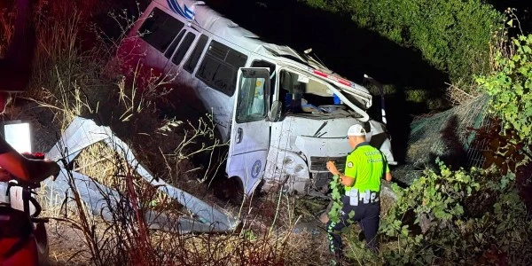 Aydın’da minibüs bariyerlere çarptı: 1 kişi yaşamını yitirdi