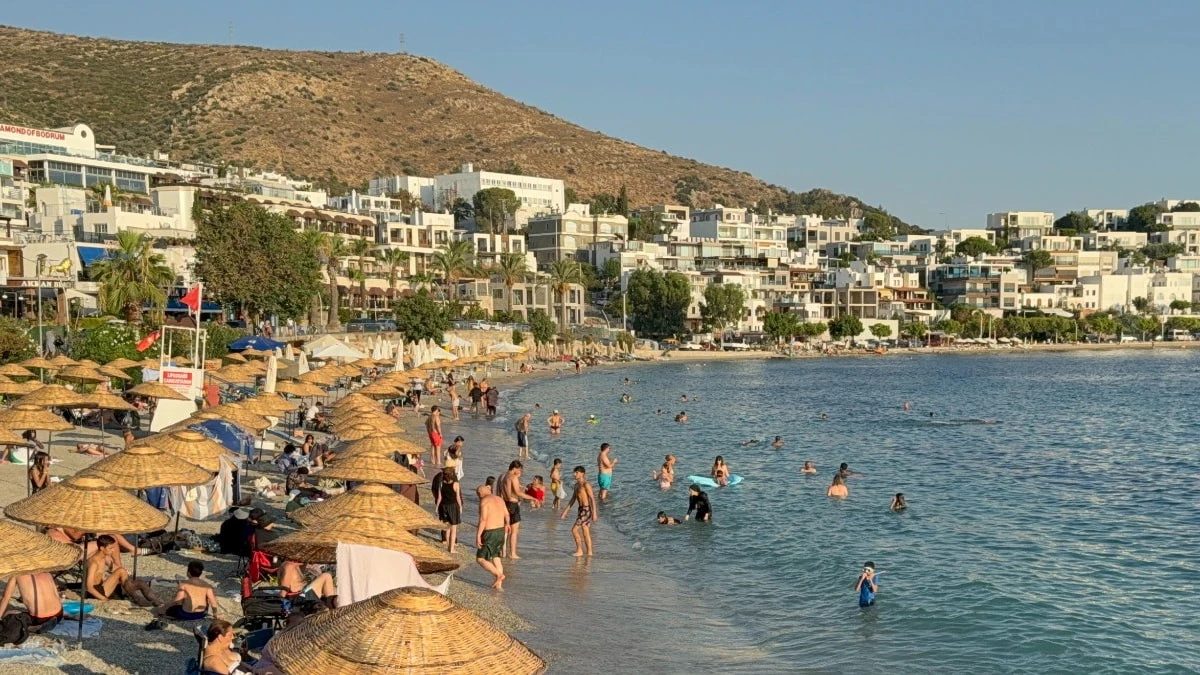 Muğla'da termometreler 40'ı gösterdi, deniz dolup taştı