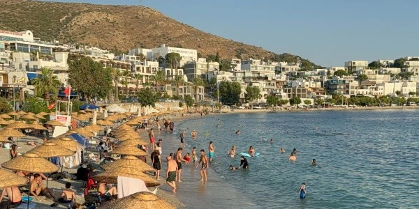 Muğla'da termometreler 40'ı gösterdi, deniz dolup taştı