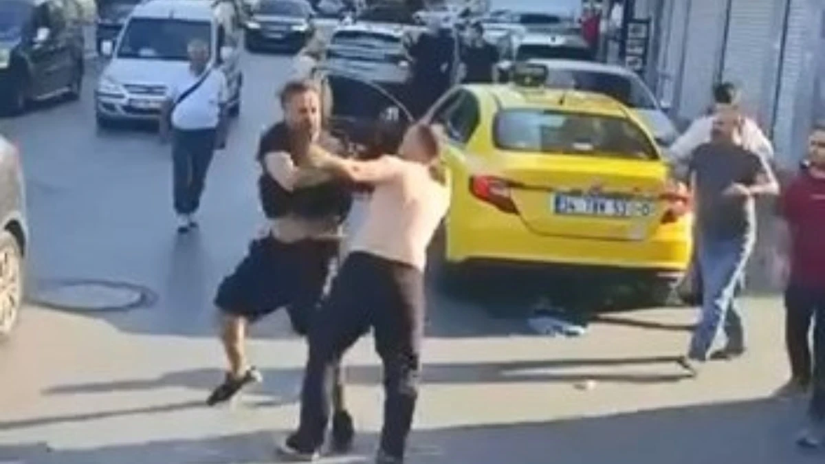 Zeytinburnu'nda İki Taksici Arasında Yumruklu Kavga Anları