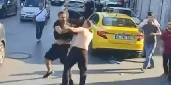 Zeytinburnu'nda İki Taksici Arasında Yumruklu Kavga Anları