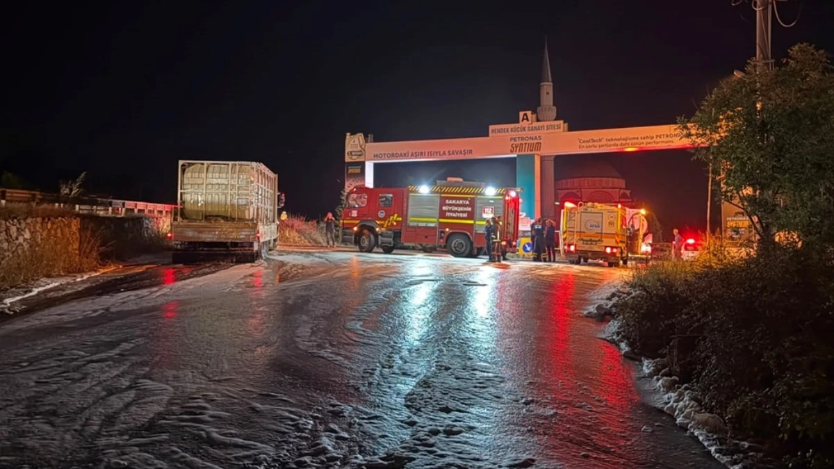 Sakarya'da kamyondan tuz ruhu sızdı: 2 kişi etkilendi