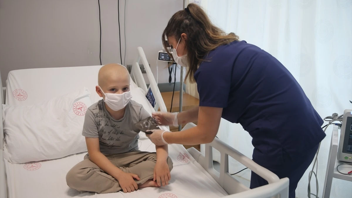 Samsun'da 7 yaşındaki çocuğun karınından 30 santimetrelik tümör alındı