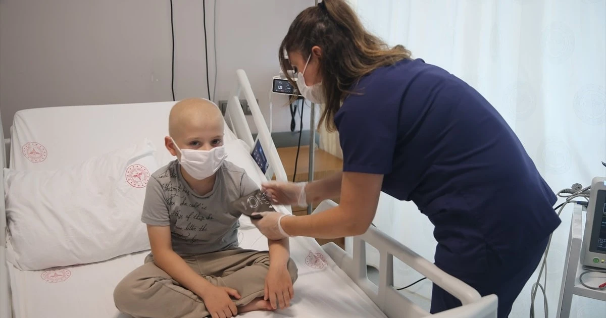 Samsun'da 7 yaşındaki çocuğun karınından 30 santimetrelik tümör alındı