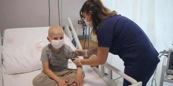 Samsun'da 7 yaşındaki çocuğun karınından 30 santimetrelik tümör alındı