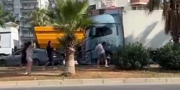 Mersin'de tır şoförü camını kıran sürücünün otomobiline çarpıp kaçtı