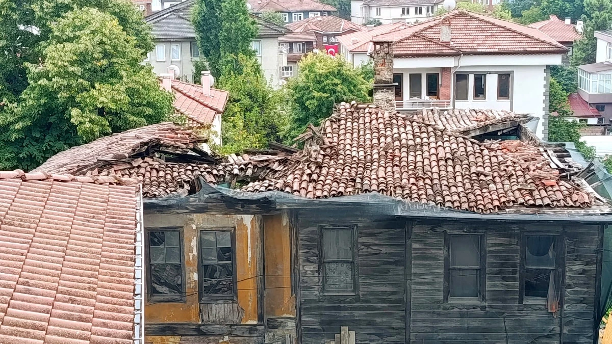 Bartın'da tarihi binanın çatısı sağanak sonrası iki kez çöktü