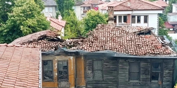 Bartın'da tarihi binanın çatısı sağanak sonrası iki kez çöktü