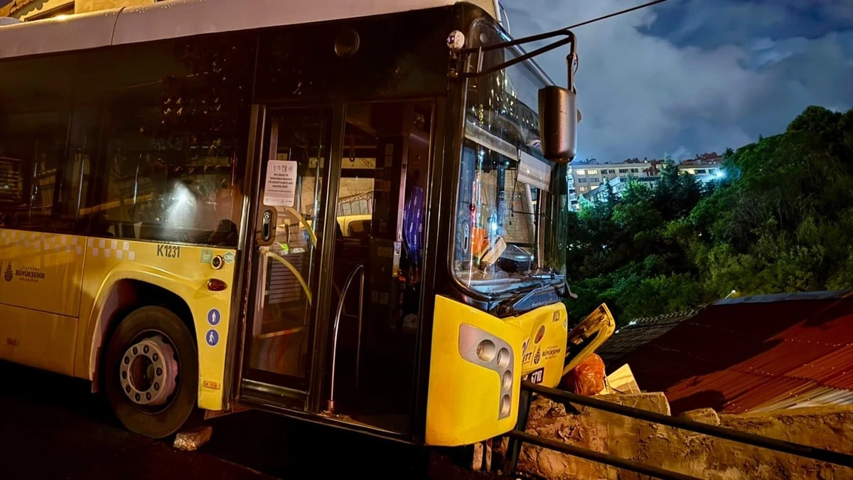 Sarıyer'de İETT otobüsü kaygan yolda bariyere çarptı