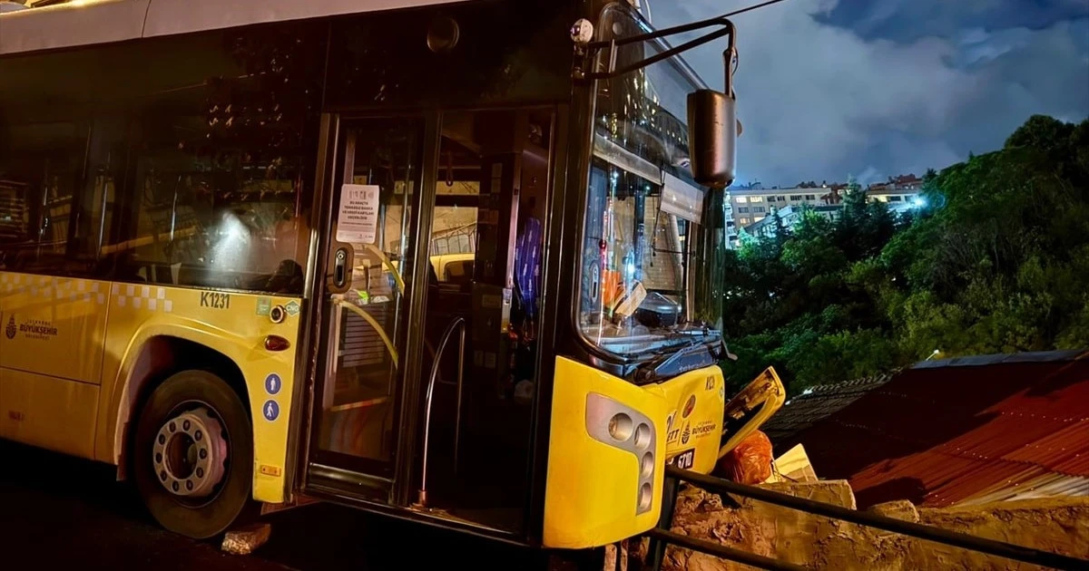 Sarıyer'de İETT otobüsü kaygan yolda bariyere çarptı