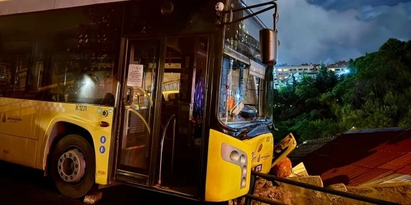 Sarıyer'de İETT otobüsü kaygan yolda bariyere çarptı