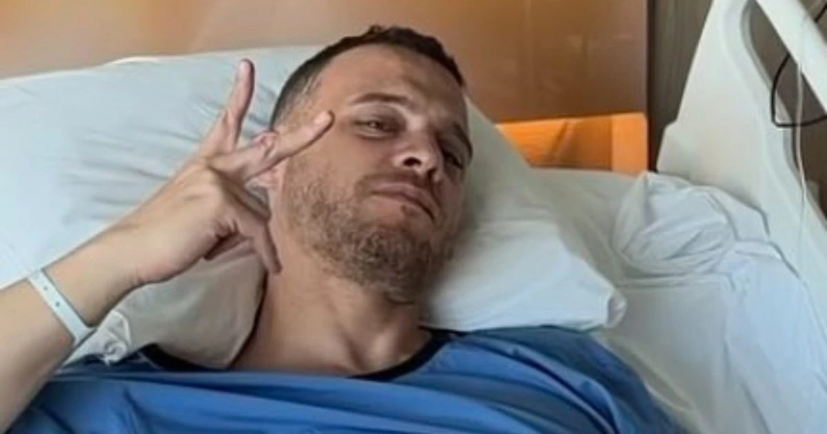 Kerem Bürsin ameliyat oldu: Hastane odasından fotoğraf paylaştı