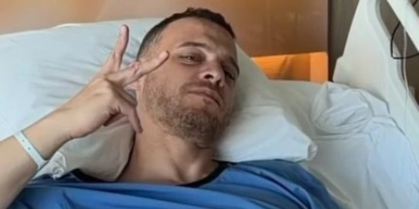 Kerem Bürsin ameliyat oldu: Hastane odasından fotoğraf paylaştı