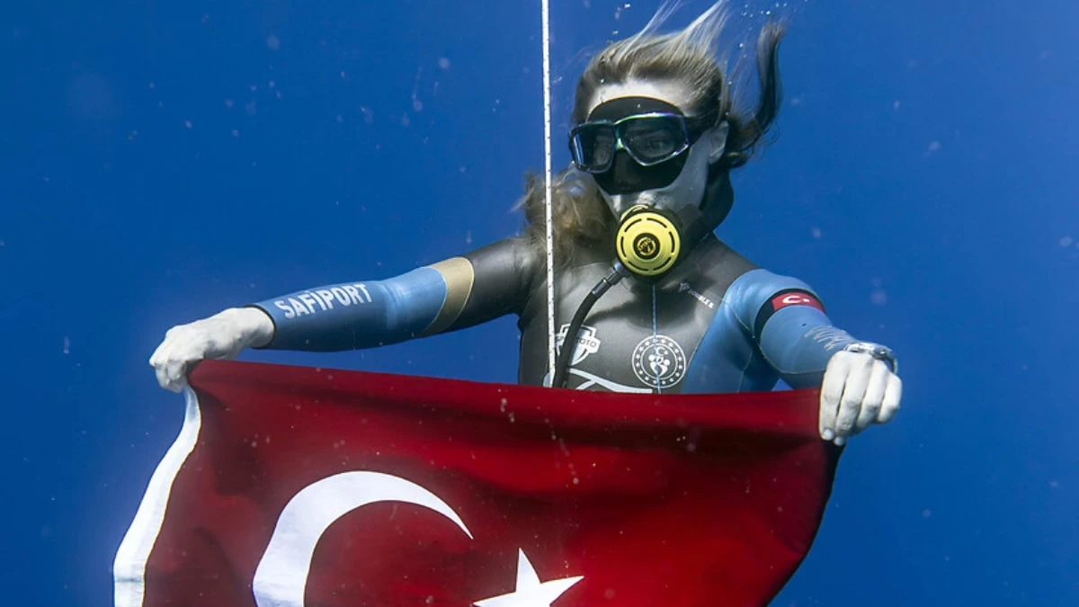 Şahika Ercümen Hatay'da 30 Ağustos için 'Zafer Dalışı' yaptı