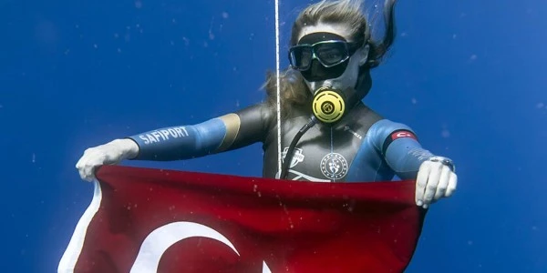 Şahika Ercümen Hatay'da 30 Ağustos için 'Zafer Dalışı' yaptı