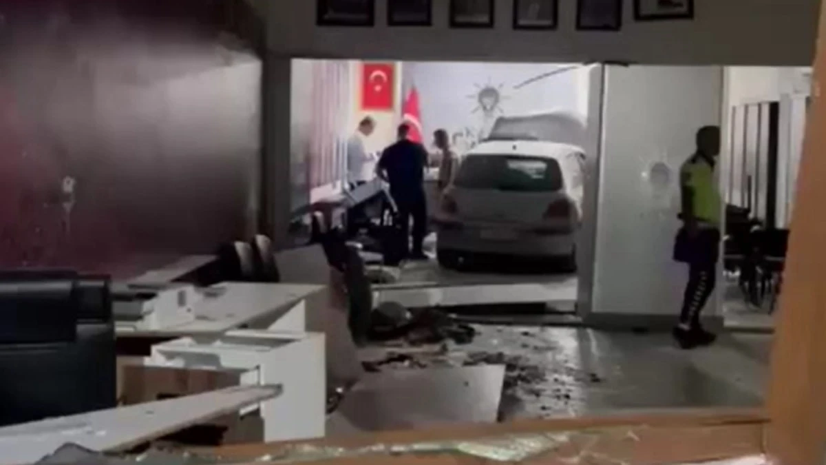Manisa Soma'da AK Parti ilçe binasına otomobil daldı: 1 yaralı