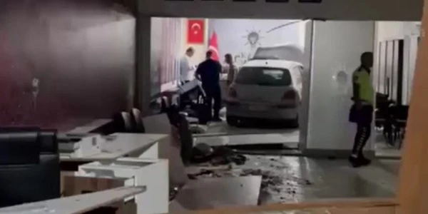 Manisa Soma'da AK Parti ilçe binasına otomobil daldı: 1 yaralı