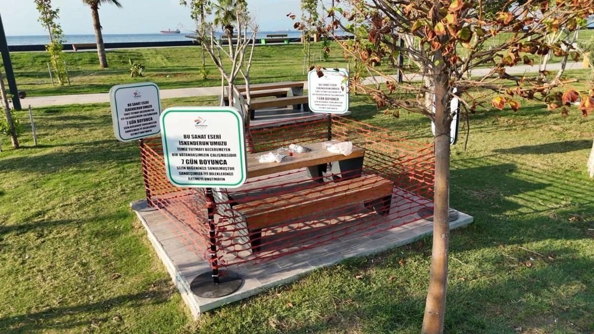 İskenderun Belediyesi sahildeki pisliği 'sanat eseri' ilan etti
