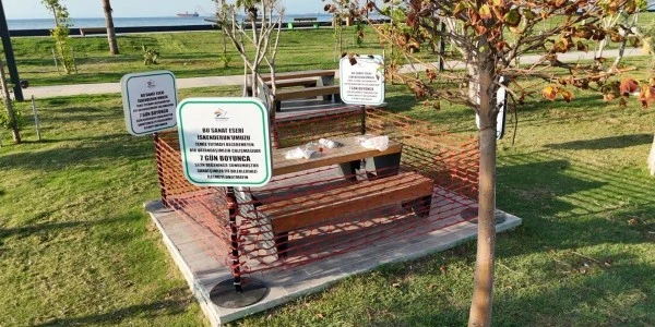 İskenderun Belediyesi sahildeki pisliği 'sanat eseri' ilan etti