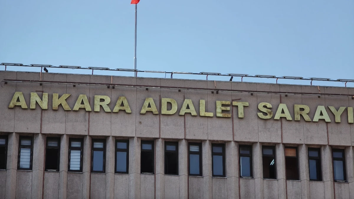 Eski Bakan İdris Naim Şahin'e yurt dışı çıkışı yasağı getirildi