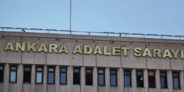 Eski Bakan İdris Naim Şahin'e yurt dışı çıkışı yasağı getirildi