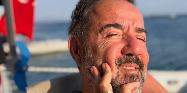 Ata Demirer'den Urla'da yeni aşk karesi: 'Bir yaz daha' paylaşımı