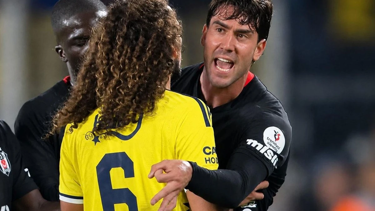 Derbide Vlahovic'in el hareketi taraftarların tepkisini çekti