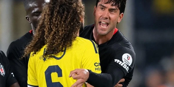 Derbide Vlahovic'in el hareketi taraftarların tepkisini çekti