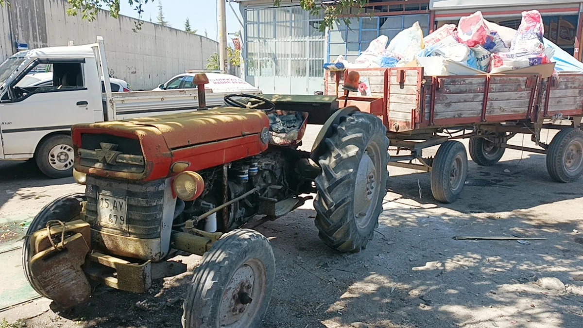 Burdur'da ehliyetsiz sürücü traktörle 5 araca ve 2 ATM'ye çarptı