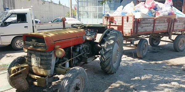 Burdur'da ehliyetsiz sürücü traktörle 5 araca ve 2 ATM'ye çarptı