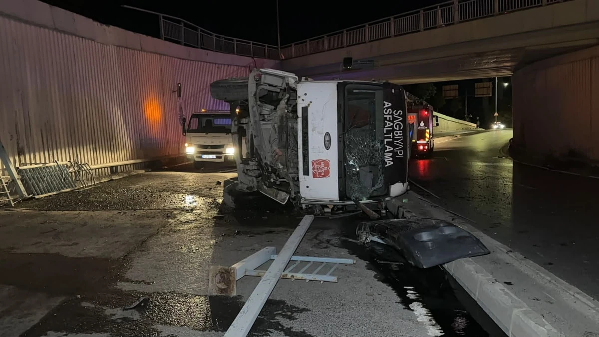 Avcılar'da İBB'ye ait asfalt kamyonu alt geçide düştü
