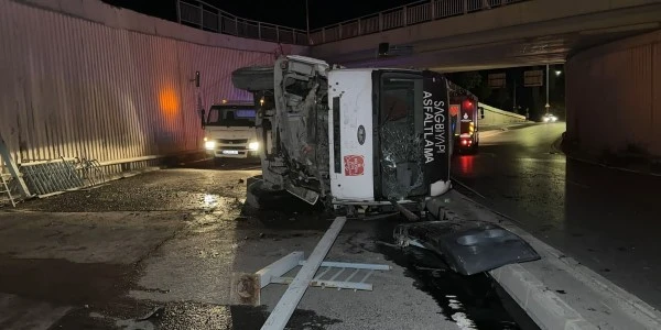 Avcılar'da İBB'ye ait asfalt kamyonu alt geçide düştü