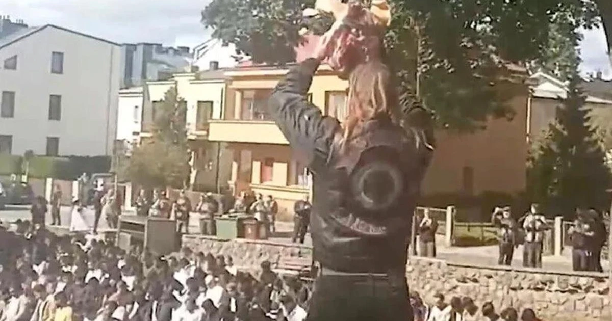 Kaunas'ta motosikletçilerden cami önünde domuz başı provokasyonu